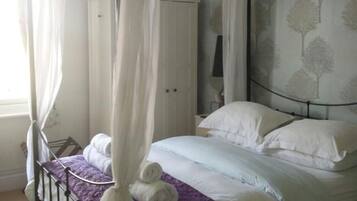 Màn/rèm cản sáng, phòng cách âm, bàn ủi/dụng cụ ủi quần áo