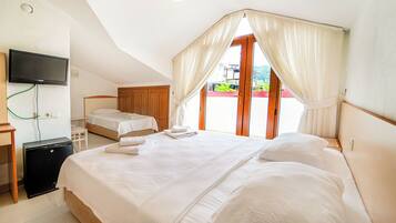 Standaard driepersoonskamer | Kameruitzicht