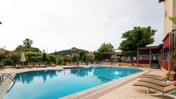 Una piscina al aire libre de temporada, camas de piscina gratis