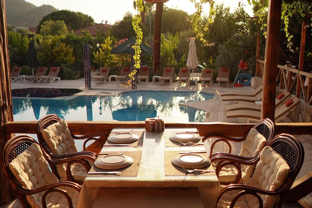 Suzanne Hotel & Restaurant