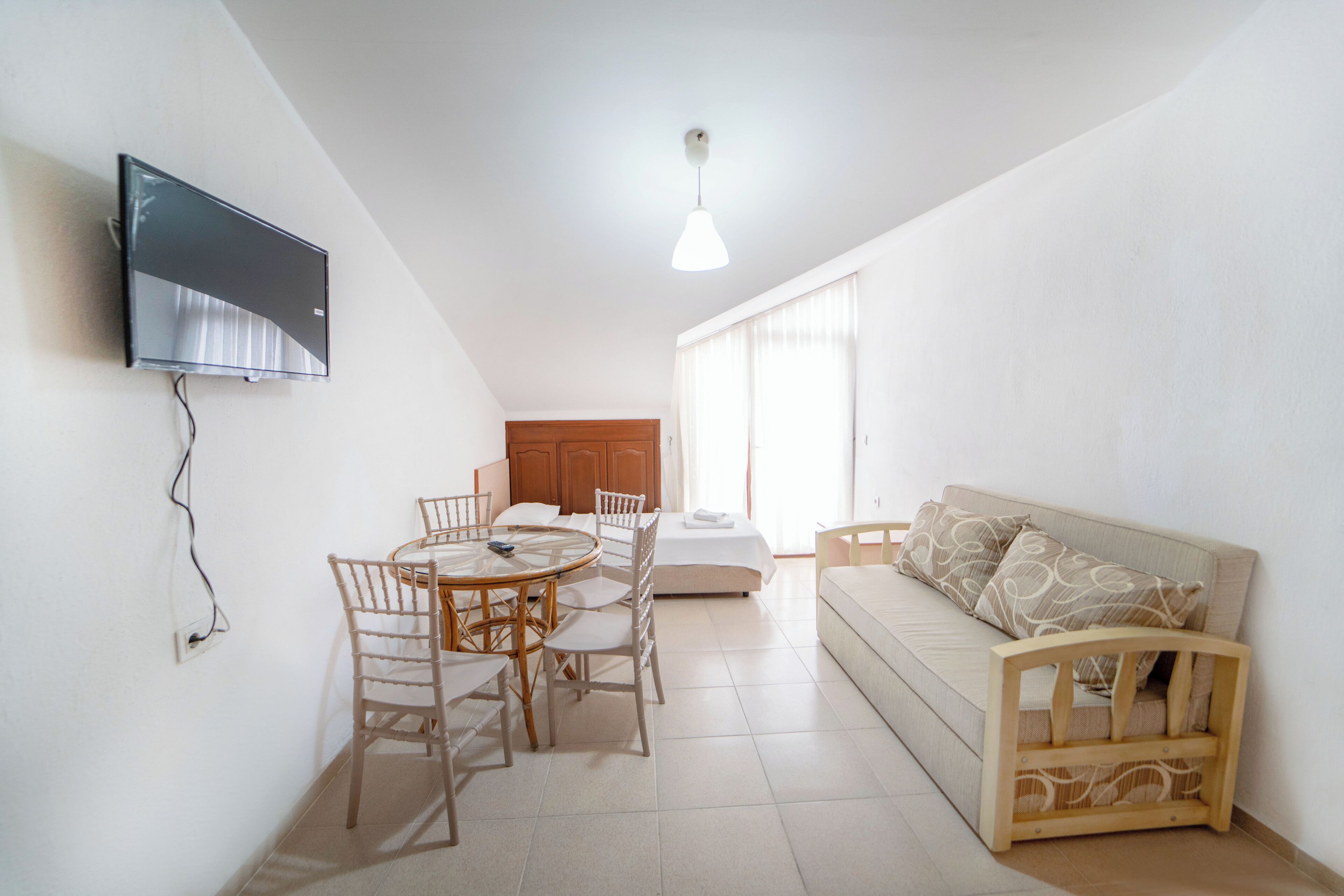 Habitación cuádruple estándar | Zona de estar | Televisión LCD de 45 pulgadas con canales por satélite
