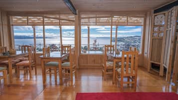 Serveert ontbijt, lunch, diner, lokale gerechten