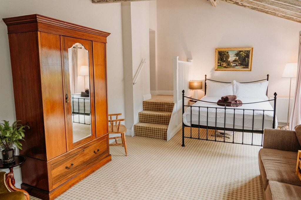 swift barn,  3 bedrooms  | premium bedding, individually decorated, individually furnished