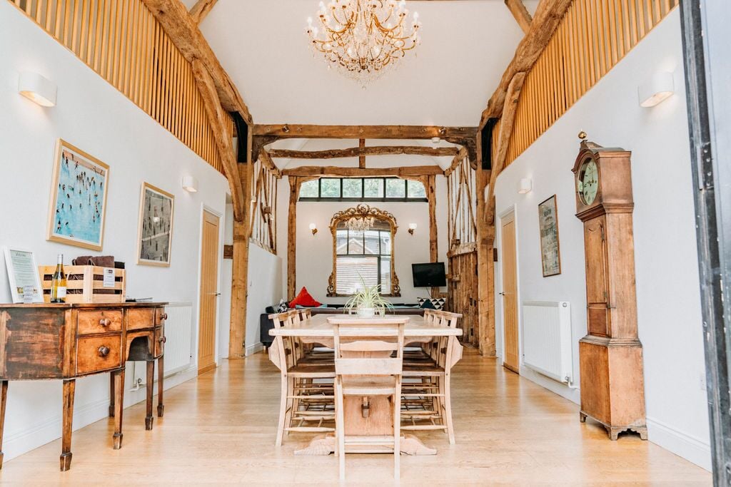 Villa, 4 soverom, ikke-røyk | Oppholdsområde | En 32-tommers smart-TV med digitale kanaler