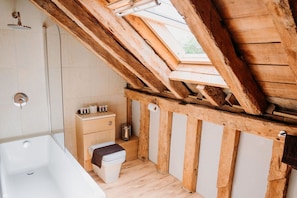 Fisherman's Lodge, 1 Bedroom | Bathroom | Free toiletries, hair dryer, towels, shampoo - Creeksea Place Barns (Burnham-on-Crouch)