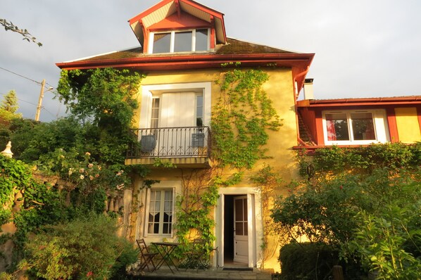 A two-story house with a balcony, a door, and a window. - Demeure d'Hôtes L'Hermitage (Aix-les-Bains)