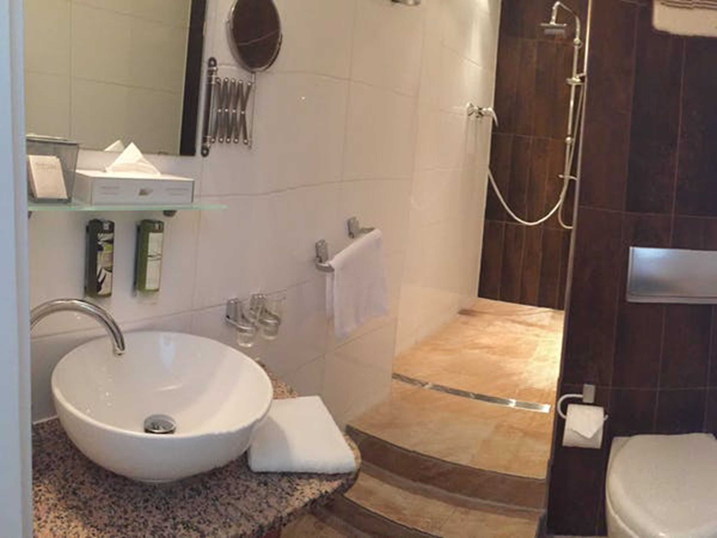Comfort-Doppelzimmer | Badezimmer | Dusche, kostenlose Toilettenartikel, Haartrockner, Bademäntel
