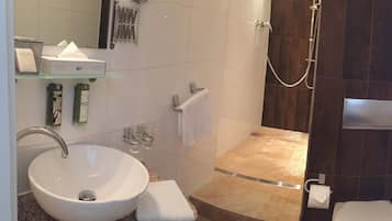 Comfort-Doppelzimmer | Badezimmer | Dusche, kostenlose Toilettenartikel, Haartrockner, Bademäntel