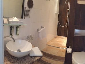 Comfort-Doppelzimmer | Badezimmer | Dusche, kostenlose Toilettenartikel, Haartrockner, Bademäntel
