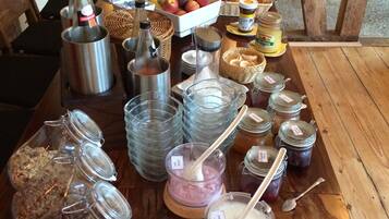 Tägliches Frühstücksbuffet (8.50 EUR pro Person)