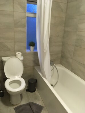 Classic Apartment, 2 Bedrooms | Bathroom | Combined shower/bathtub, hair dryer, towels - Kingswood Apartment (London)