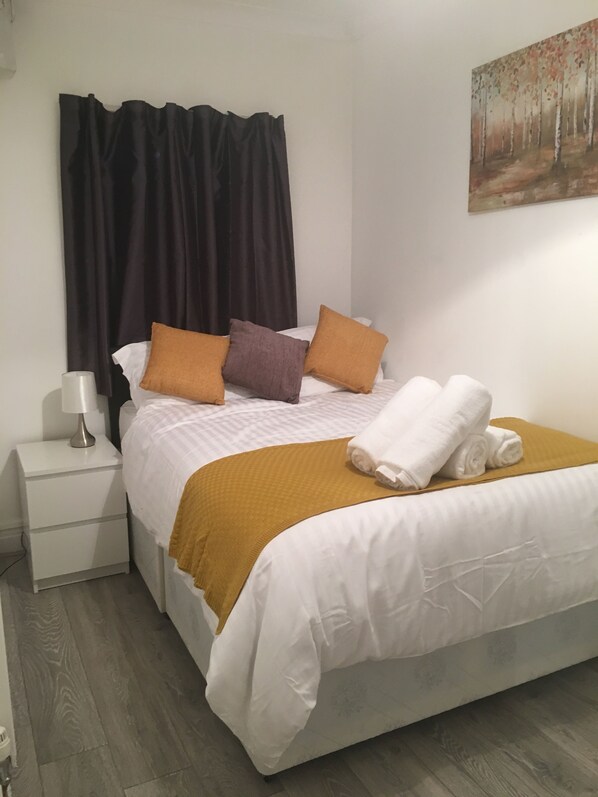 Classic Apartment, 2 Bedrooms | 2 bedrooms, soundproofing, iron/ironing board, free WiFi - Kingswood Apartment (London)
