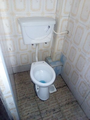 Shower, towels - Desai Villa Hotel (Nairobi)