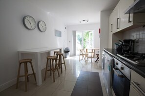 Comfort Studio Suite, 1 Double Bed, Non Smoking | Shared kitchen