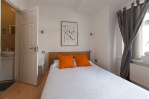 Estudi en suite Comfort, 1 llit doble, no fumadors | Bany | Combinació de dutxa i banyera i articles de tocador gratuïts 