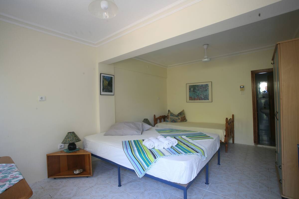 Desk, free cots/infant beds, free WiFi, bed sheets