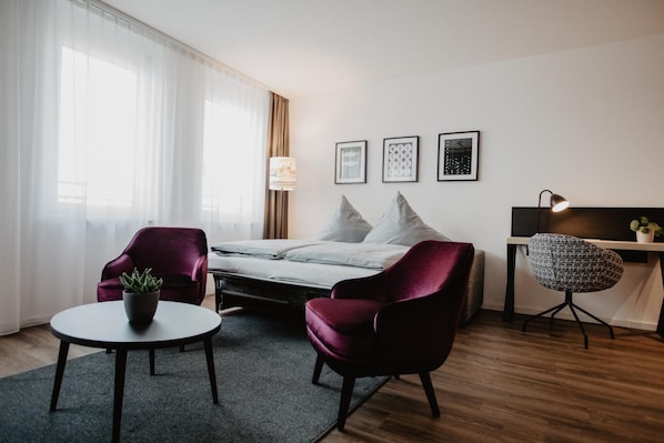 Ropa de cama de alta calidad y caja de seguridad en la habitación