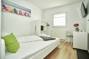 書桌、遮光布/窗簾、免費無線上網、床單