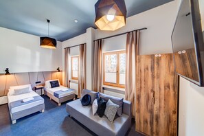 Habitación cuádruple | Ropa de cama de alta calidad y decoración personalizada 