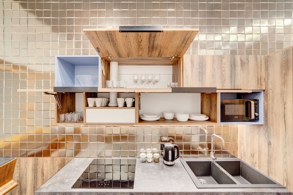 Refrigerador, microondas, cafetera y tetera y tetera elƩctrica