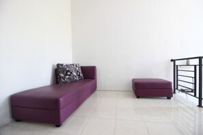 Lobby sitting area - RedDoorz near UGM 3 (Depok)