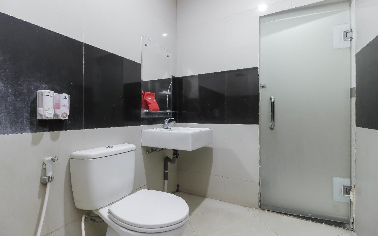 Shower, perlengkapan mandi gratis,  dan handuk