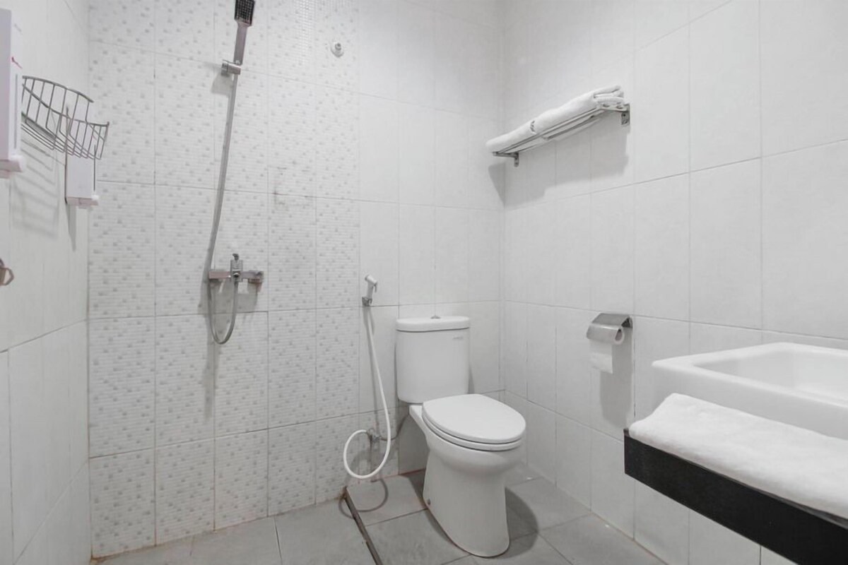 A bathroom with a toilet, shower, and bathtub.