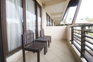 Balcony - Reddoorz Premium @ Bukit Damai Indah (Balikpapan)