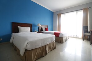 Desk, free WiFi - Reddoorz Premium @ Bukit Damai Indah (Balikpapan)
