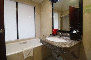 Bathroom sink - Reddoorz Premium @ Bukit Damai Indah (Balikpapan)