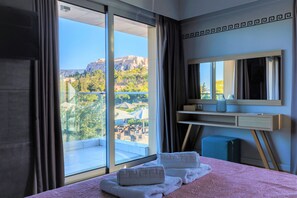 Desk, iron/ironing board, free WiFi, bed sheets - Hotel Thissio (Athens)