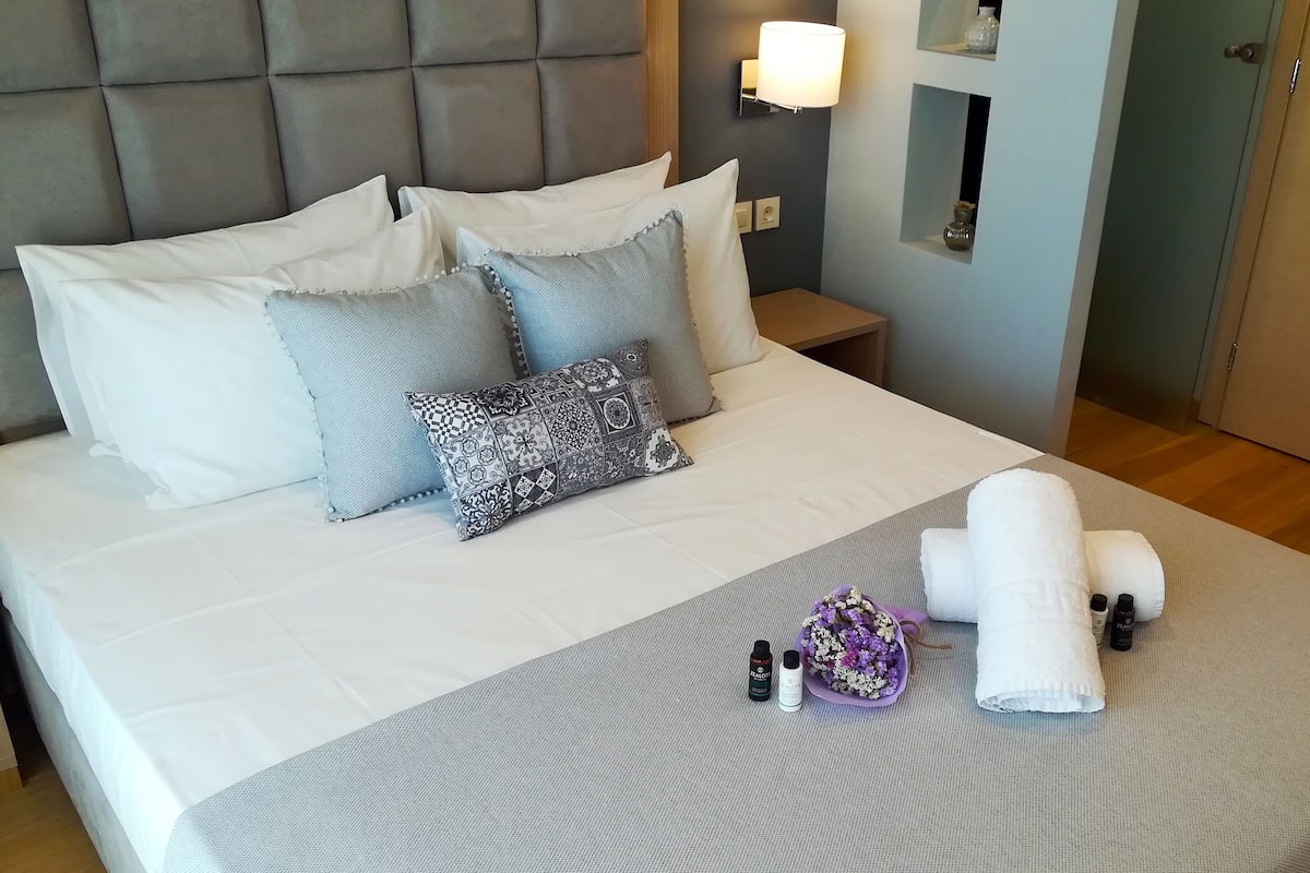 Desk, iron/ironing board, free WiFi, bed sheets
