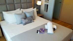 Klassieke tweepersoonskamer (Acropolis View) | Een bureau, een strijkplank/strijkijzer, gratis wifi, beddengoed