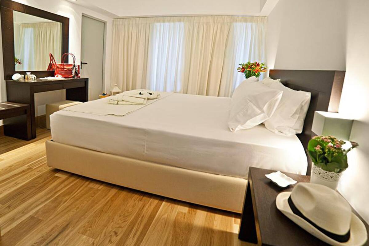 Family Room, Balcony (Acropolis View) | Bàn, bàn ủi/dụng cụ ủi quần áo, truy cập Internet không dây miễn phí 