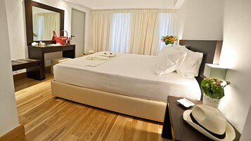 Family Room, Balcony (Acropolis View) | Desk, iron/ironing board, free WiFi, bed sheets