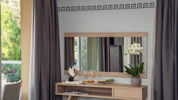 Escritorio, tabla de planchar con plancha, wifi gratis y ropa de cama