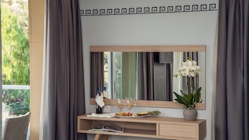 Een bureau, een strijkplank/strijkijzer, gratis wifi, beddengoed