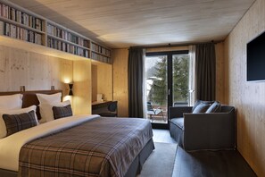 Rom – superior (2 adults and 1 child less than 13 YO) | Safe på rommet, individuelt dekorert, individuelt innredet og skrivebord