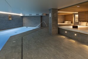 Una piscina cubierta