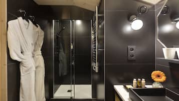 Family Room, 2 Bedrooms | Bathroom | Free toiletries, hair dryer, bathrobes, slippers