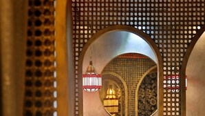 A bathroom with a sink, mirror, and towel rack. - Dar Kandi (Marrakech)