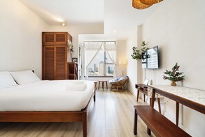 Estudi Comfort, 1 llit de matrimoni, amb bany privat, torre | Decoració individual, mobiliari individual i escriptori 