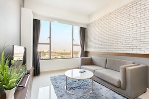 Comfort-Apartment, 2 Schlafzimmer, 2 Bäder, Turm | Wohnzimmer | 40-Zoll-LED-Fernseher mit Kabelempfang