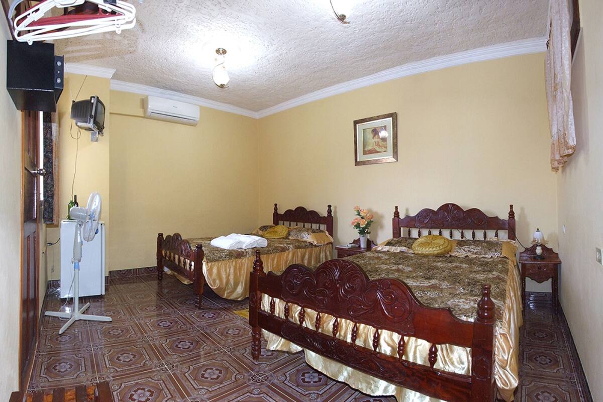 Chambre familiale, 2 lits doubles, salle de bain privée, dans la tour | Literie de qualité, couette en duvet, minibar, coffre-fort