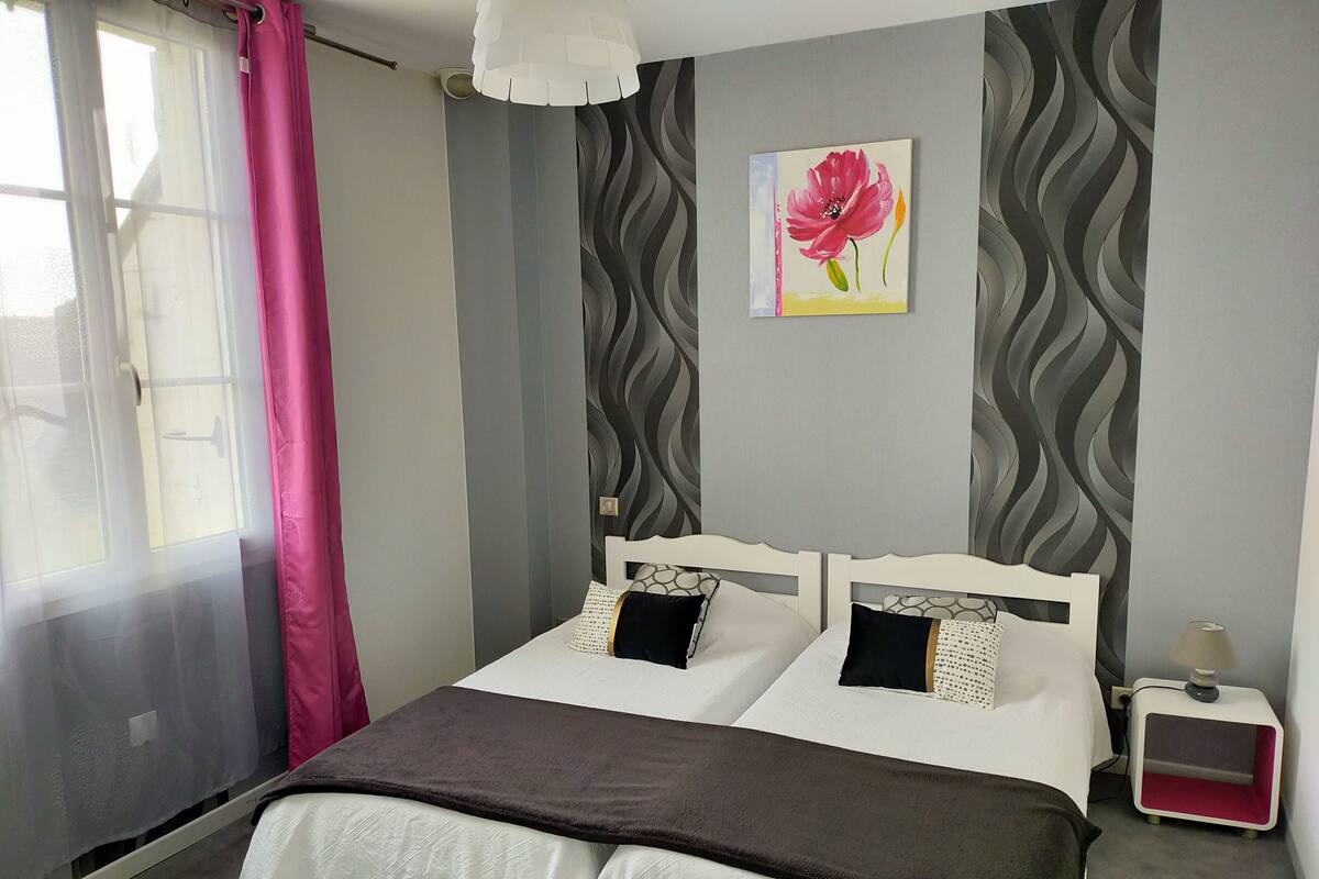 Double Room, 2 Single Beds, Non Smoking | Blackout curtains, soundproofing, free WiFi, individually decorated
