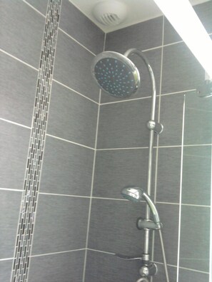 Een douche, een haardroger, handdoeken