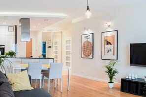 Business-Apartment, 1 Doppelbett, barrierefrei, Nichtraucher | Essbereich im Zimmer