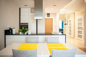 Business-Apartment, 1 Doppelbett, barrierefrei, Nichtraucher | Wohnbereich | Flachbildfernseher