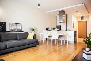 Business Apartment, 1 Double Bed, Accessible, Non Smoking | Dining