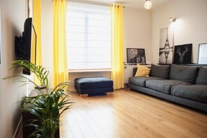 Business-Apartment, 1 Doppelbett, barrierefrei, Nichtraucher | Wohnbereich | Flachbildfernseher